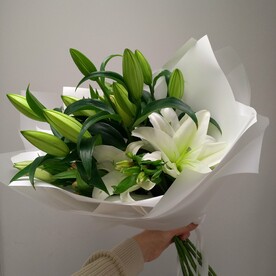 Авторский букет из белой лилий и альстромерий