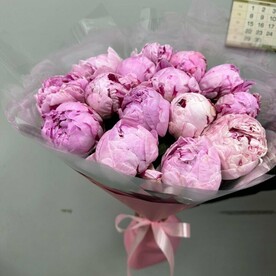 Букет из 15 розовых пионов