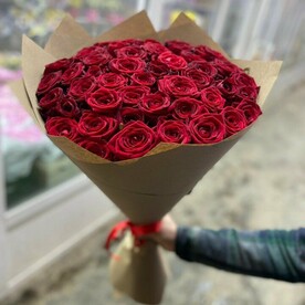 51 красная роза 50 см в крафте