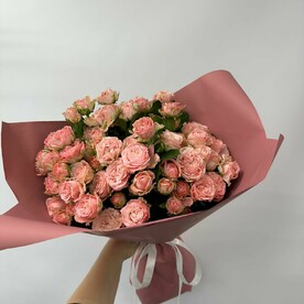 Красивый букет кустовых пионовидных роз