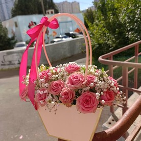 Корзинка с розами и гипсофилой 🥰