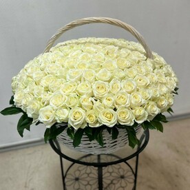 101 белая роза в корзине 🥰