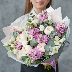 Шикарный букет из ароматной маттиолы, ранункулюсов Ханой и эустомы с эвкалиптом