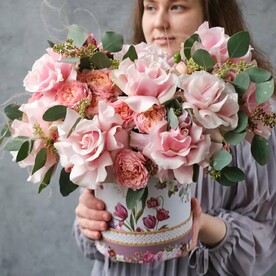 Эффектная композиция из французских роз Пинк Мондиаль, кустовой пионовидной розы Джульетта с эвкалиптом в коробке