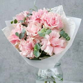 Нежный букет из французской розы Пинк Мондиаль с эвкалиптом