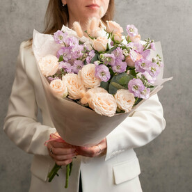 Нежный букет из ароматной маттиолы и кустовой розы