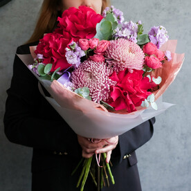 Яркий осенний букет с хризантемой и розами