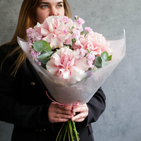 Нежный букет из французских роз и ароматной маттиолы