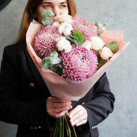 Осенние букет с хризантемами и хлопком