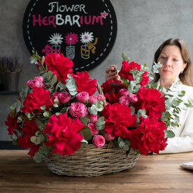 Огромная корзина ярких роз