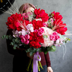 Роскошный яркий букет из роз и гортензий