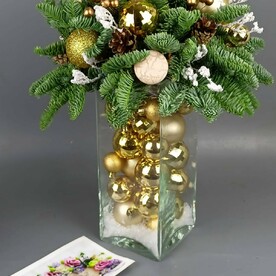Новогоднее украшение. Стеклянная ваза с шарами и лапником
