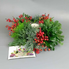 Новогодний настольный венок с белой свечой.