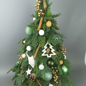 Новогодняя ёлка с украшениями.