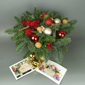 Новогодняя сумка с лапником и розами.