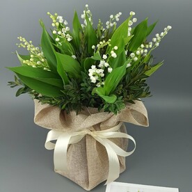 Композиция из 11 ландышей в вазочке.