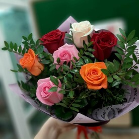 Экспресс из разноцветных роз