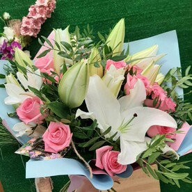 Яркий букет из роз и лилий "Кармэн"