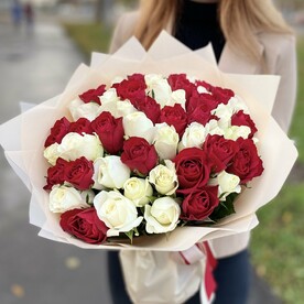 51 бело-красная роза Кения