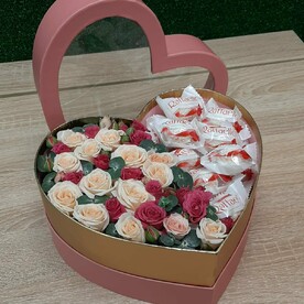 Коробочка из роз и конфет "Венеция"