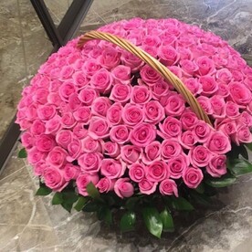 201 розовая роза в корзине