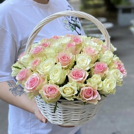 Корзина 51 бело-розовая роза