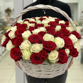 Корзина 101 бело-бордовая роза