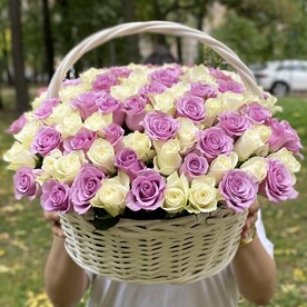 Корзина 101 бело-розовая роза