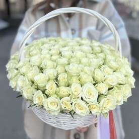 Корзина 101 белая роза