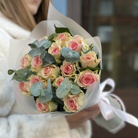 15 розовых роз с эвкалиптом
