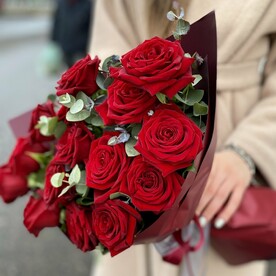 15 красных роз с эвкалиптом