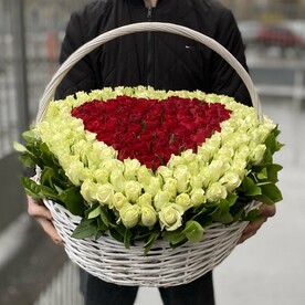 201 роза Сердце в корзине