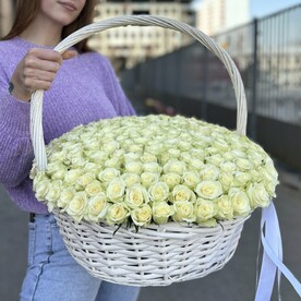 201 белая роза в корзине