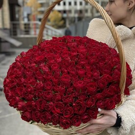 201 красная роза в корзине