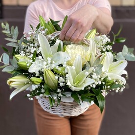Белые лилии и розы в корзине