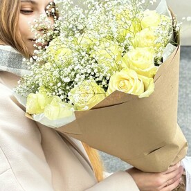 15 белых роз с гипсофилой