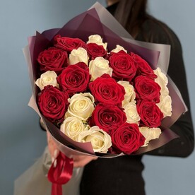 25 бело-красных роз Россия