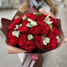 25 красных роз с эвкалиптом