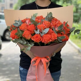 25 оранжевых роз с эвкалиптом