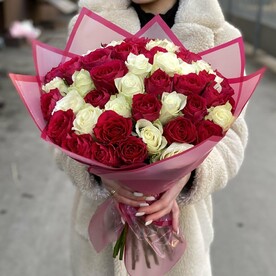 51 бело-красная роза Кения