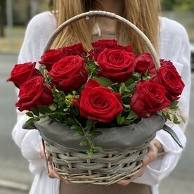Корзина 15 красных роз в зелени