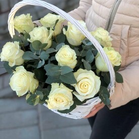 Корзина 15 белых роз в зелени
