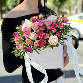 7 нежных кустовых роз в коробке