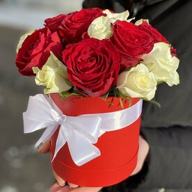 15 бело-красных роз в коробке