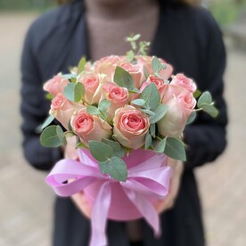 15 розовых роз в коробке с заленью