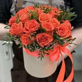 19 рыжих роз в зелени