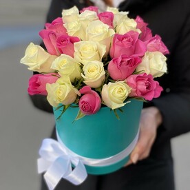 25 бело-розовых роз в коробке