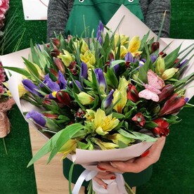 Букет ирисов и альстромерий "Особый день"