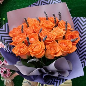 Букет из роз с лавандой "Коралловый риф"