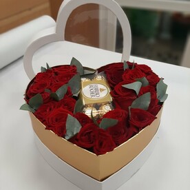 Композиция "Сердце из роз с Ферреро"